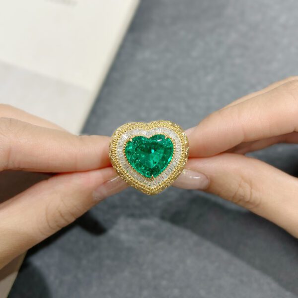 Vintage 18K Gold Lab Grown Emerald Heart-shaped Ring