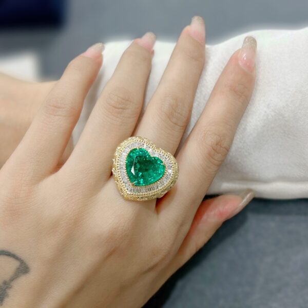 Vintage 18K Gold Lab Grown Emerald Heart-shaped Ring - Image 5