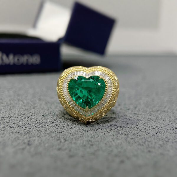 Vintage 18K Gold Lab Grown Emerald Heart-shaped Ring - Image 2