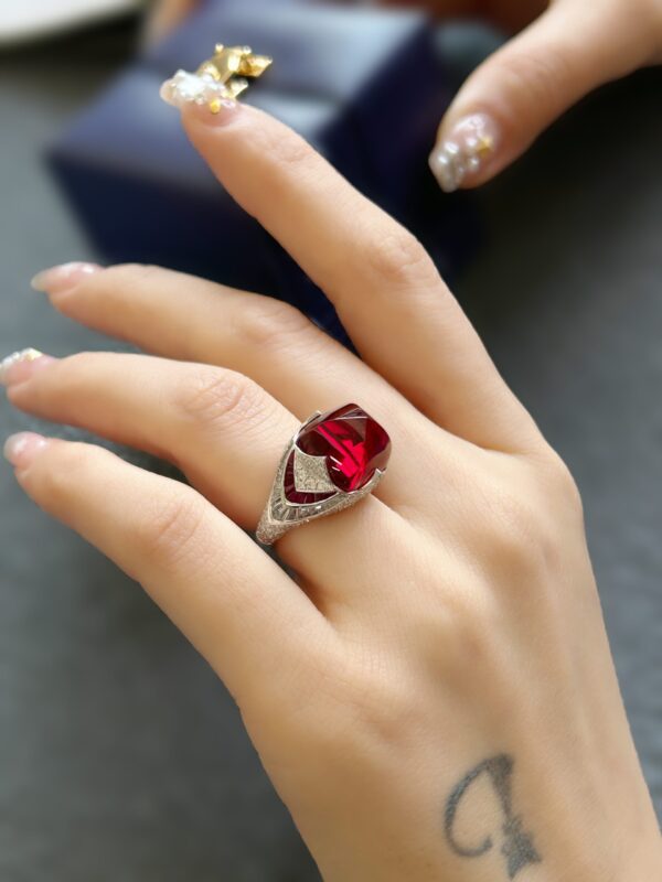 Radiant 18K Gold Lab-Grown Ruby Sugarloaf Ring - Image 3