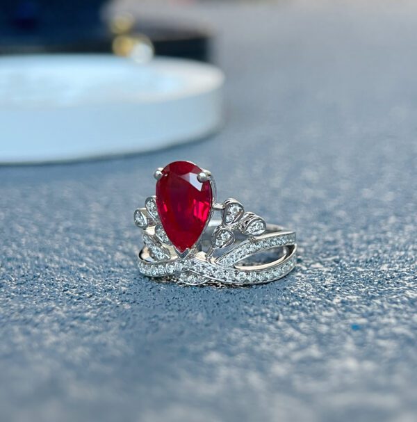 18K Lab-grown Ruby ​​Crown Ring with Royal Aura - Image 3