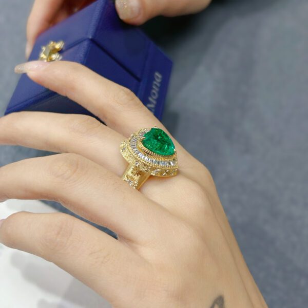 Vintage 18K Gold Lab Grown Emerald Heart-shaped Ring - Image 7
