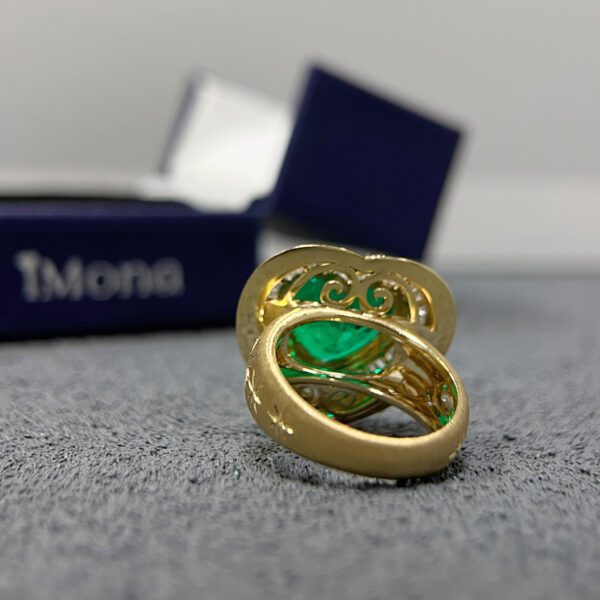 Vintage 18K Gold Lab Grown Emerald Heart-shaped Ring - Image 6