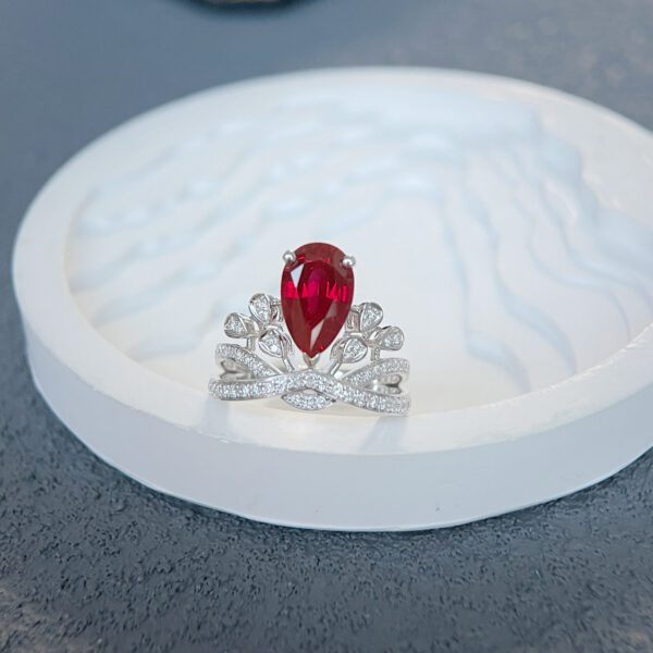 18K Lab-grown Ruby ​​Crown Ring with Royal Aura