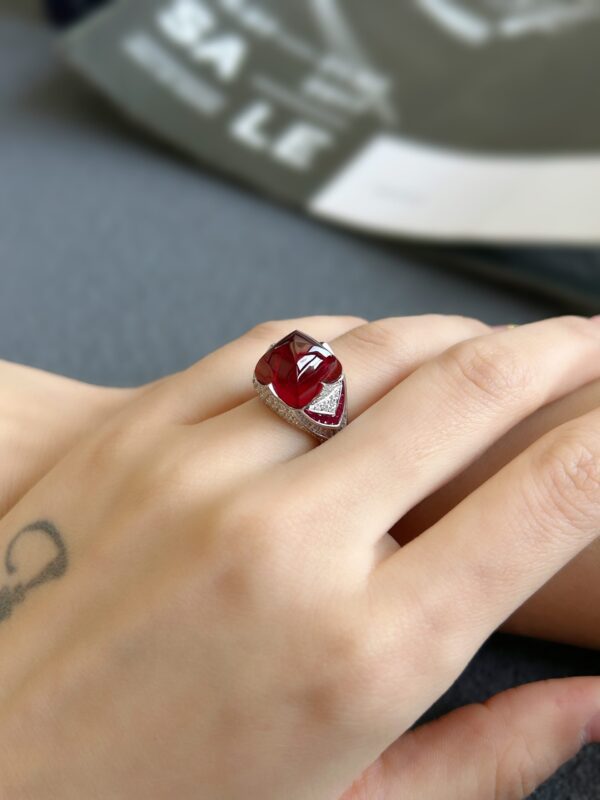 Radiant 18K Gold Lab-Grown Ruby Sugarloaf Ring - Image 5