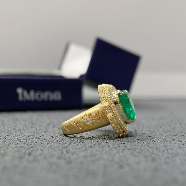 Vintage 18K Gold Lab Grown Emerald Heart-shaped Ring - Image 3