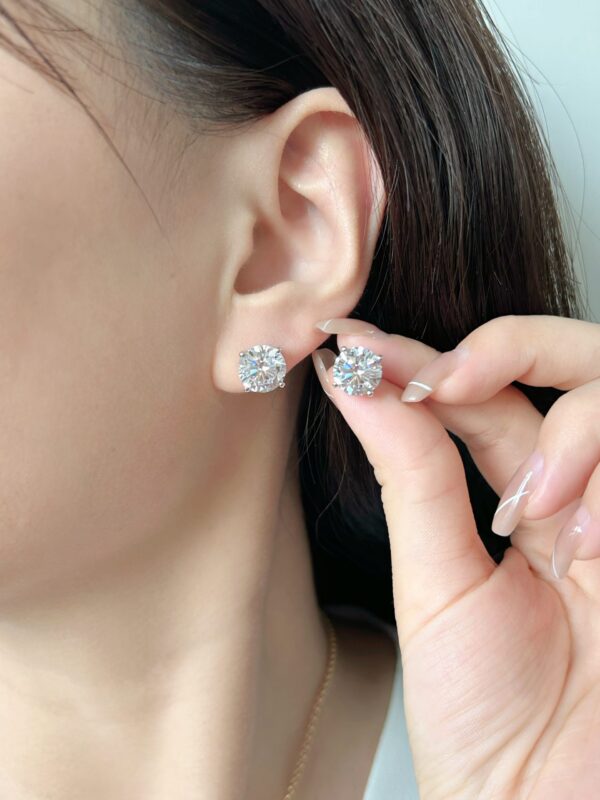 Simple And Stylish 18K Lab Grown Diamond Four-clawed Earrings - Image 5