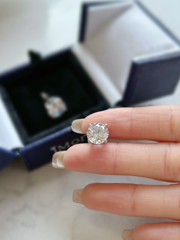 Simple And Stylish 18K Lab Grown Diamond Four-clawed Earrings - Image 2