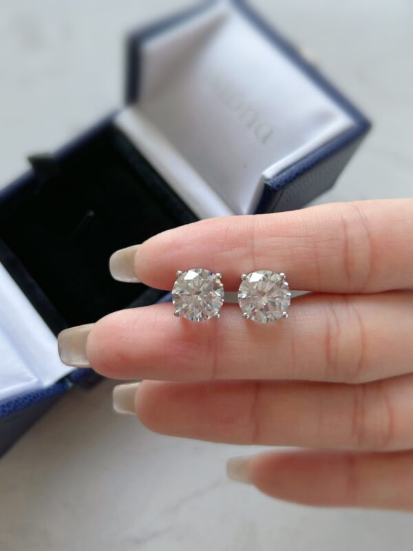 Simple And Stylish 18K Lab Grown Diamond Four-clawed Earrings