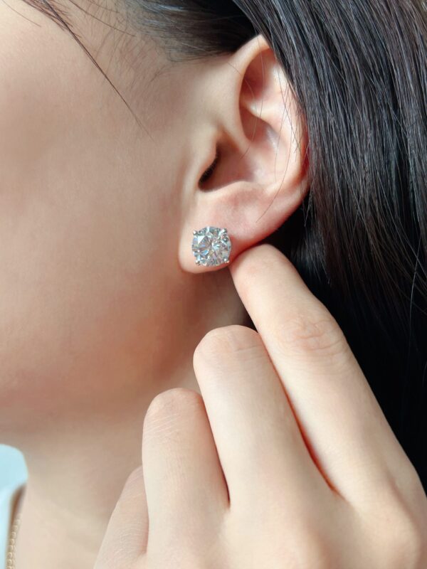 Simple And Stylish 18K Lab Grown Diamond Four-clawed Earrings - Image 4